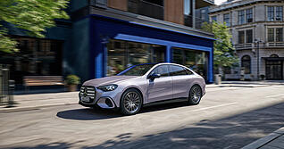 Die Batterie der elektrischen C-Klasse hat eine Spannung von 800 Volt und kann mit bis zu 330 kW geladen werden. Dann flie&szlig;t in zehn Minuten die Energie f&uuml;r bestenfalls 325 Kilometer.