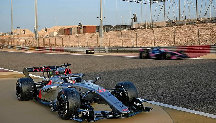 Der neue Audi R26 von Nico H&uuml;lkenberg (vorne) fiel am Mittwoch bei den Testfahrten in Bahrain mit extrem schmalen Lufteinl&auml;ssen auf, blieb allerdings zeitweise auch mit technischen Problemen liegen. Sp&auml;ter mischte H&uuml;lkenberg jedoch im vorderen Mittelfeld mit.