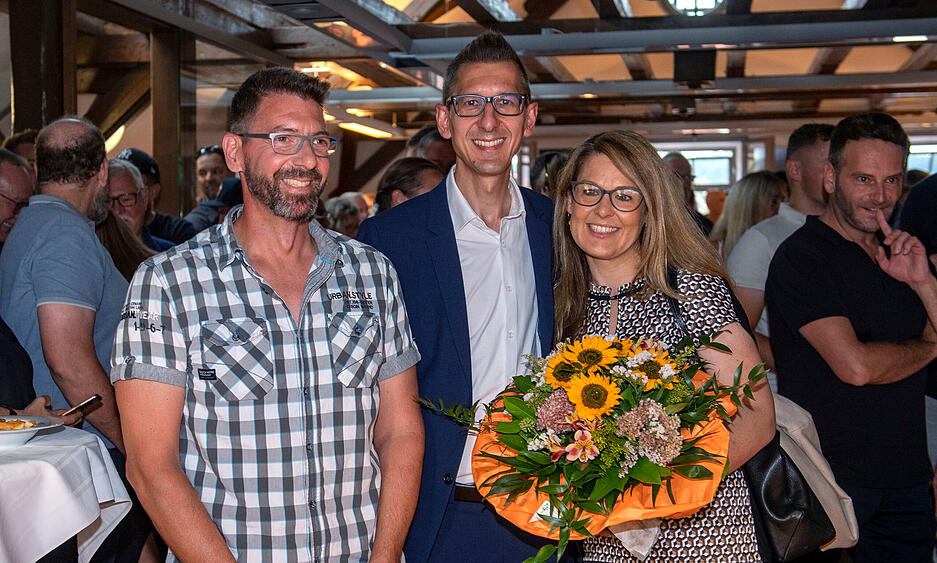 Wahlsieger Patrick Dillig (Mitte) freut sich: Gut 80 Prozent der Eberstädter haben bei den Bürgermeisterwahlen für ihn gestimmt. Links: Der stellvertretende Bürgermeister Thilo Rank und rechts Patrick Dilligs Partnerin Miriam Weber. Wahlsieger Patrick Dillig (Mitte) freut sich: Gut 80 Prozent der Eberstädter haben bei den Bürgermeisterwahlen für ihn gestimmt. Links: Der stellvertretende Bürgermeister Thilo Rank und rechts Patrick Dilligs Partnerin Miriam Weber.