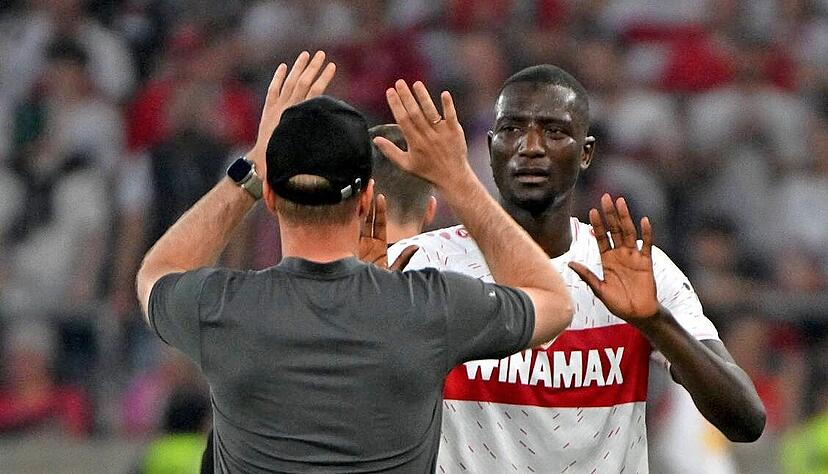 VfB-Torjäger Serhou Guirassy klatscht Trainer Sebastian Hoeneß ab. Guirassy hat Mario Gomez als Rekord-Saisonschützen überholt. VfB-Torjäger Serhou Guirassy klatscht Trainer Sebastian Hoeneß ab. Guirassy hat Mario Gomez als Rekord-Saisonschützen überholt.