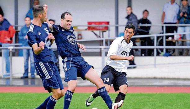 Dem Sieg gegen die Sportfreunde Widdern am ersten Spieltag ließ der SC Amorbach (hier Ronny Bonarika, rechts) nun einen Erfolg in Heinsheim folgen.Foto: Mugler Dem Sieg gegen die Sportfreunde Widdern am ersten Spieltag ließ der SC Amorbach (hier Ronny Bonarika, rechts) nun einen Erfolg in Heinsheim folgen.Foto: Mugler