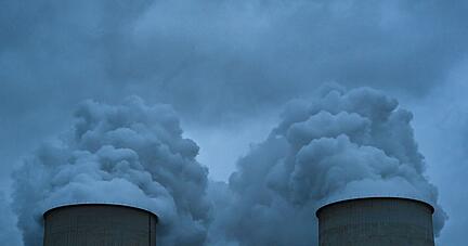 Wasserdampf steigt am fr&uuml;hen Morgen aus den K&uuml;hlt&uuml;rmen eines Braunkohlekraftwerks. (Symbolbild)