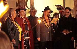 Jedes Jahr um den 11. November muss der Bürgermeister seinen Stuhl räumen und die Narren übernehmen im Rathaus das Regiment.
Foto: Archiv/Ludwig Jedes Jahr um den 11. November muss der Bürgermeister seinen Stuhl räumen und die Narren übernehmen im Rathaus das Regiment.
Foto: Archiv/Ludwig