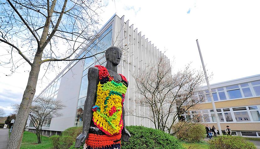 Witzige Aktion am Wahrzeichen des THG, dem "Schlotterle" des Künstlers Gottfried Gruner.
Foto: Archiv/Mugler Witzige Aktion am Wahrzeichen des THG, dem "Schlotterle" des Künstlers Gottfried Gruner.
Foto: Archiv/Mugler