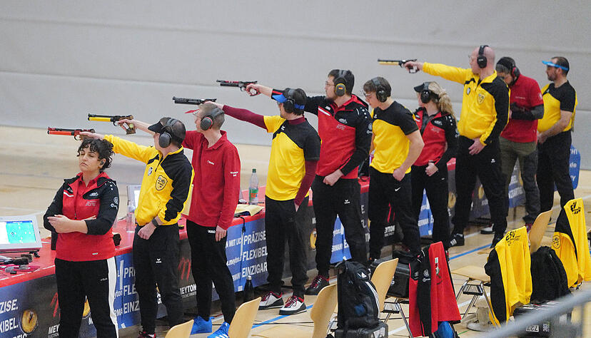 Die Olympia-Silbermedaillengewinnerin Sevval Ilayda Tarhan (links) konzentriert sich noch mal, bevor sie ihre Luftpistole f&uuml;r den n&auml;chsten Schuss anhebt.