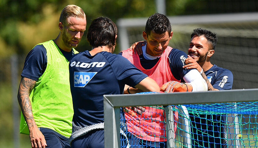 Hoffenheims Leonardo Bittencourt (rechts) unterhält sich mit Torwart Alexander Stolz (2.v.r.). Foto: dpa Hoffenheims Leonardo Bittencourt (rechts) unterhält sich mit Torwart Alexander Stolz (2.v.r.). Foto: dpa