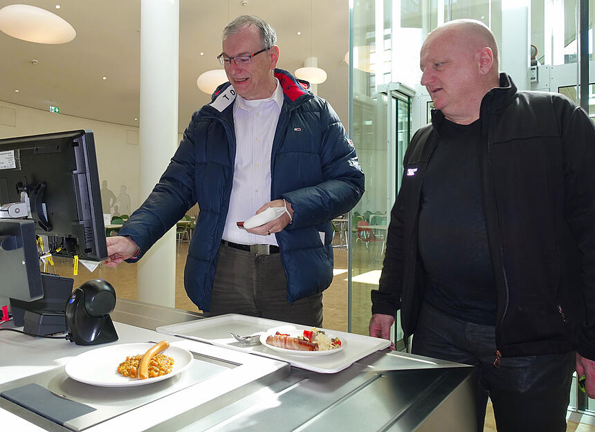 Der erste Gast: Professor Dietmar H&ouml;gel wiegt seine Teller an der Selbstbedienungskasse ab