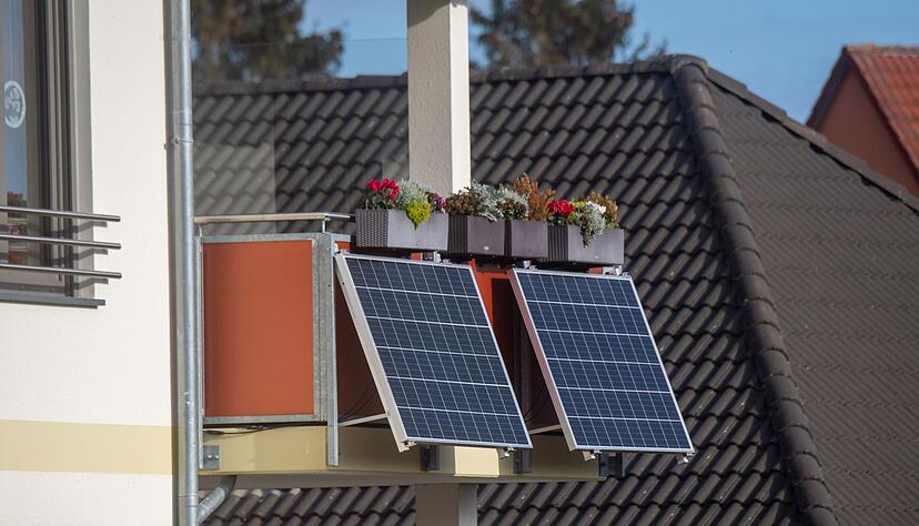 Solarmodule f&uuml;r ein sogenanntes Balkonkraftwerk h&auml;ngen an einem Balkon. Mancherorts k&ouml;nnen Antr&auml;ge auf F&ouml;rderung von sogenannten steckerfertigen Balkon-Fotovoltaik-Anlagen gestellt werden.