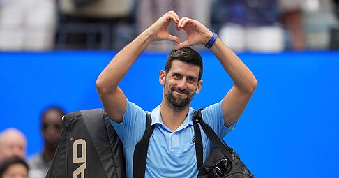 Mit einem Lächeln und einem mit den Händen geformten Herz verabschiedet sich Novak Djokovic vom New Yorker Publikum.