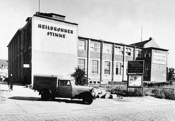 Ab November 1947 wird die Heilbronner Stimme im wiederaufgebauten Gebäude der Vereinsdruckerei an der Allee 40 gedruckt; die erste Rotation hatte ihre Zeitungsseiten 1946 in einer Großgartacher Scheune produziert. Ab November 1947 wird die Heilbronner Stimme im wiederaufgebauten Gebäude der Vereinsdruckerei an der Allee 40 gedruckt; die erste Rotation hatte ihre Zeitungsseiten 1946 in einer Großgartacher Scheune produziert.