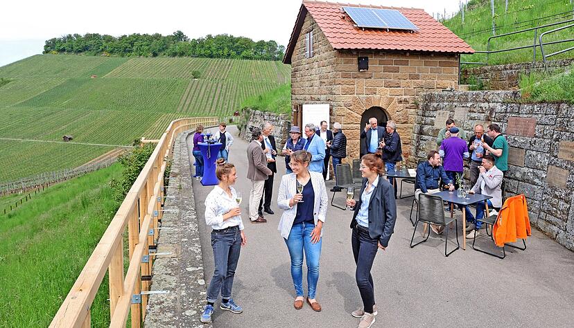 Mit Sekt und Brezeln hat die Weinbauschule Weinsberg jetzt unterhalb der Weibertreu ihren Muster-Weinausschank im Burgberghäuschen eingeweiht. Mit Sekt und Brezeln hat die Weinbauschule Weinsberg jetzt unterhalb der Weibertreu ihren Muster-Weinausschank im Burgberghäuschen eingeweiht.