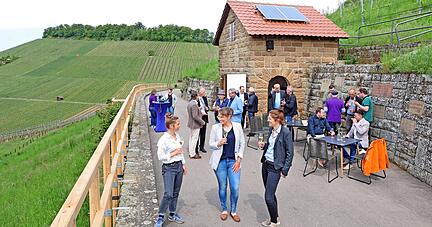 Mit Sekt und Brezeln hat die Weinbauschule Weinsberg jetzt unterhalb der Weibertreu ihren Muster-Weinausschank im Burgberghäuschen eingeweiht.
Foto: Seidel, Ralf