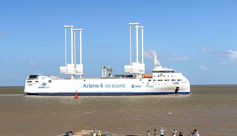 Die Hauptkomponenten der europäischen Trägerrakete Ariane 6, die in diesem Sommer ihren Jungfernflug absolvieren soll, trafen am 21. Februar 2024 an Bord des verhüllten Frachtschiffs Canopee im Hafen von Pariacabo in Kourou, Französisch-Guayana, ein. Die Hauptkomponenten der europäischen Trägerrakete Ariane 6, die in diesem Sommer ihren Jungfernflug absolvieren soll, trafen am 21. Februar 2024 an Bord des verhüllten Frachtschiffs Canopee im Hafen von Pariacabo in Kourou, Französisch-Guayana, ein.