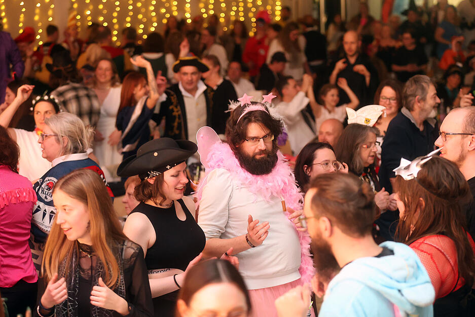 Auch Teile des Publikums sind bei der Prunksitzung der Carneval-Gesellschaft Heilbronn verkleidet.