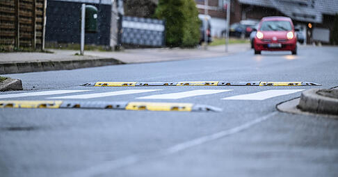 In Möckmühl wurde eine Frau beim Überqueren eines Zebrastreifens angefahren. (Symbolbild) In Möckmühl wurde eine Frau beim Überqueren eines Zebrastreifens angefahren. (Symbolbild)