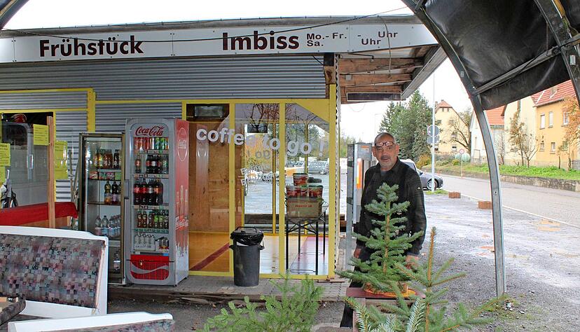 Imbisspächter Ralf Schneider berichtet, dass sein Umsatz seit der Sperrung der Ortsdurchfahrt fast auf null gesunken ist. Nun setzt er auf den Verkauf von Tannen und Weihnachtsgrün.
Fotos: Jörg Kühl Imbisspächter Ralf Schneider berichtet, dass sein Umsatz seit der Sperrung der Ortsdurchfahrt fast auf null gesunken ist. Nun setzt er auf den Verkauf von Tannen und Weihnachtsgrün.
Fotos: Jörg Kühl