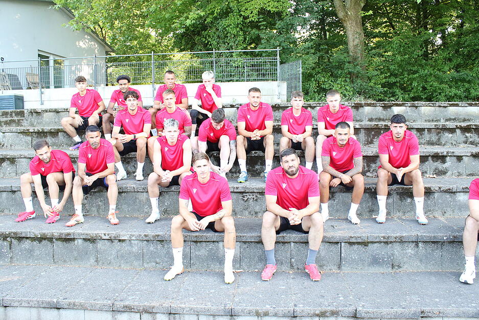 Die im ersten Training anwesenden Spieler von Türkspor Neckarsulm werden von der Vorstandschaft begrüßt.
