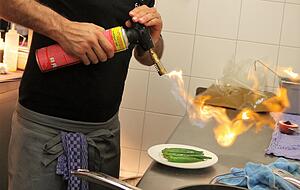 Noch ist Serkan Güzelcoban in der Küche Einzelkämpfer. Foto: Jürgen Koch Noch ist Serkan Güzelcoban in der Küche Einzelkämpfer. Foto: Jürgen Koch