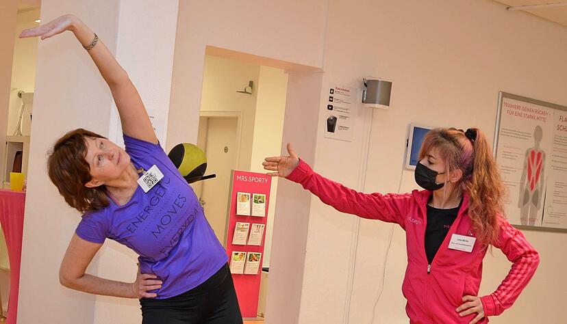 Trainerin Julia Müller (rechts) kontrolliert das abschließende Dehnprogramm bei Alla Malenko im Fitnessstudio Mrs. Sporty in Neckarsulm. Fotos: Stefanie Pfäffle Trainerin Julia Müller (rechts) kontrolliert das abschließende Dehnprogramm bei Alla Malenko im Fitnessstudio Mrs. Sporty in Neckarsulm. Fotos: Stefanie Pfäffle