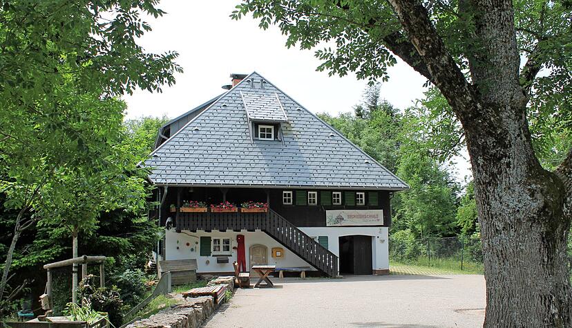 In der Stohrenschule bei Freiburg wohnt auch die Rektorin. Im Klassenzimmer findet neben Unterricht auch der Yoga-Kurs für die Bewohner der umliegenden Höfe statt.