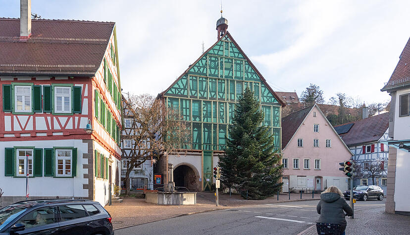 Br&ouml;ckelnde Bausubstanz in Beilstein: Die Fassade des alten Rathauses ist durch ein Ger&uuml;st gesichert. Die Verwaltung wird das Geb&auml;ude r&auml;umen m&uuml;ssen.