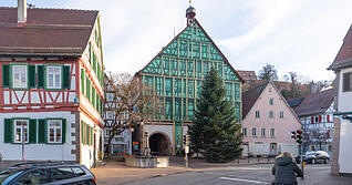 Br&ouml;ckelnde Bausubstanz in Beilstein: Die Fassade des alten Rathauses ist durch ein Ger&uuml;st gesichert. Die Verwaltung wird das Geb&auml;ude r&auml;umen m&uuml;ssen.