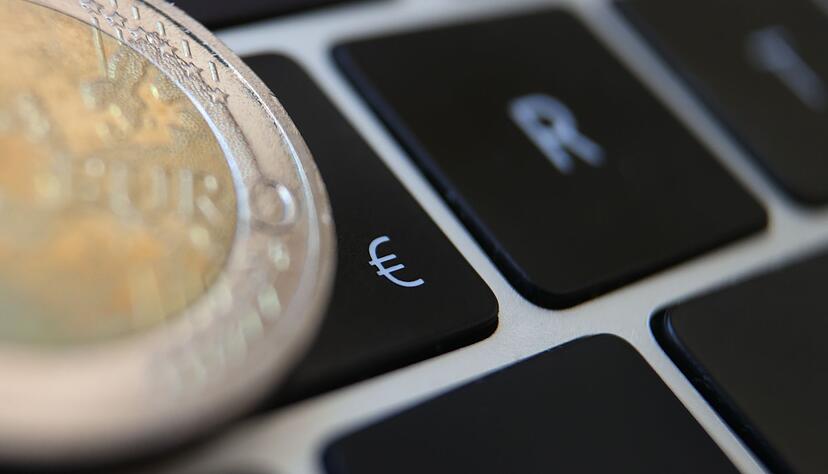 Seit Jahren t&uuml;fteln die Euro-W&auml;hrungsh&uuml;ter an einer digitalen Variante der europ&auml;ischen Gemeinschaftsw&auml;hrung. Mit einem digitalen Euro wollen die Euro-Notenbanken privaten Anbietern vor allem aus den USA wie Paypal, Mastercard und Visa, die derzeit den Markt f&uuml;r digitale Zahlungen in Europa dominieren, ein europ&auml;isches Angebot entgegensetzen. (Symbolbild)