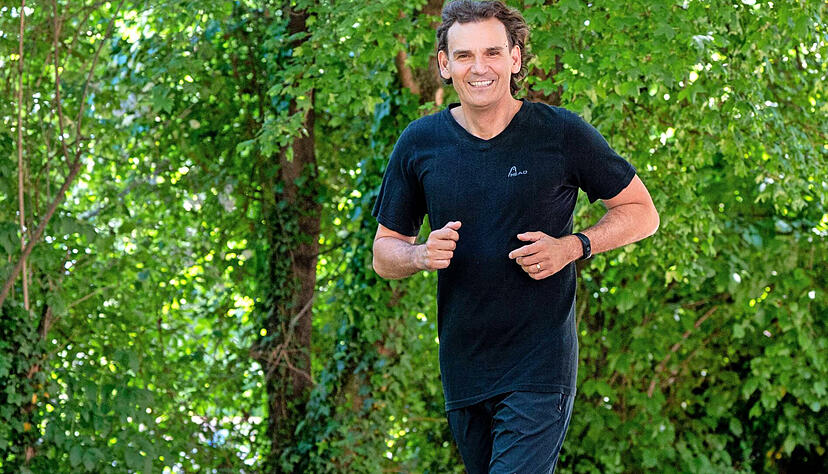 Andreas Stenger bei seiner Leidenschaft, dem Sporttreiben. Täglich zwei Einheiten sind es häufig.
 Foto: Christiana Kunz