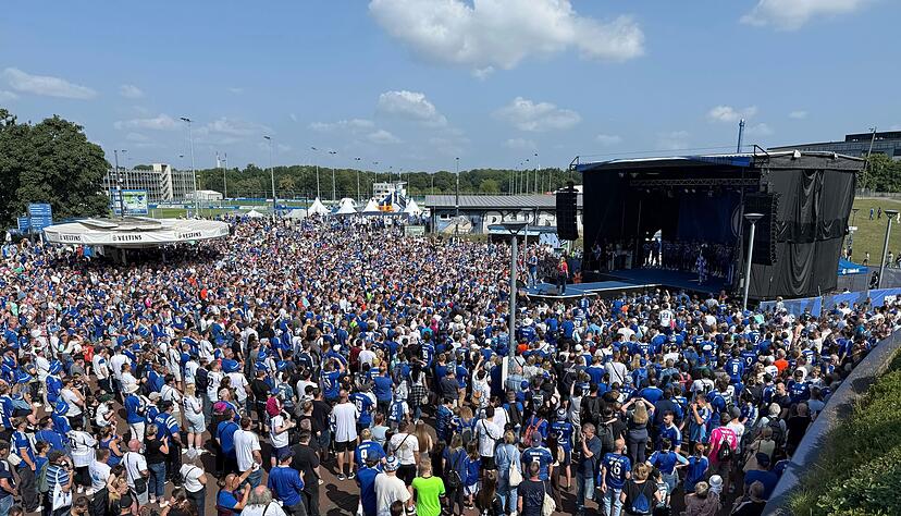 Über 80.000 Fans kamen zur Saisoneröffnung Schalkes