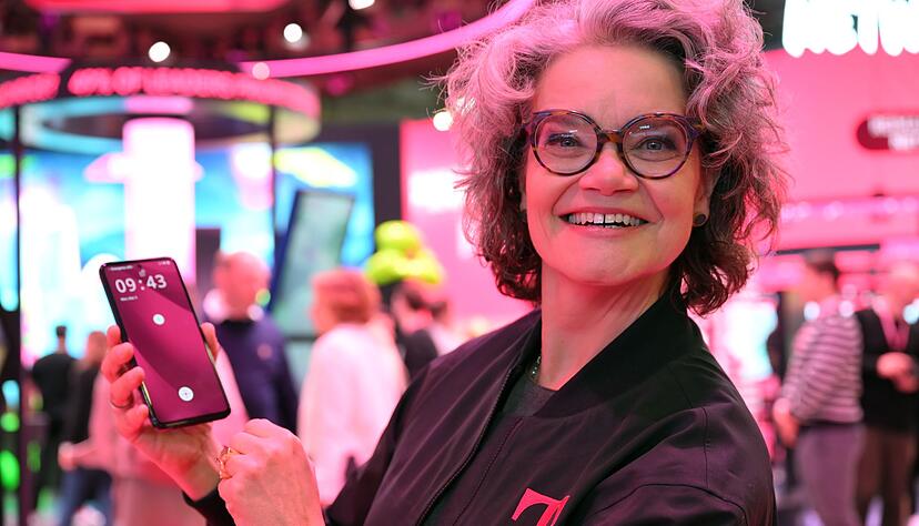 Die Telekom-Technikvorständin Claudia Nemat präsentiert das neue KI-Phone ihrer Firma. Die Telekom-Technikvorständin Claudia Nemat präsentiert das neue KI-Phone ihrer Firma.