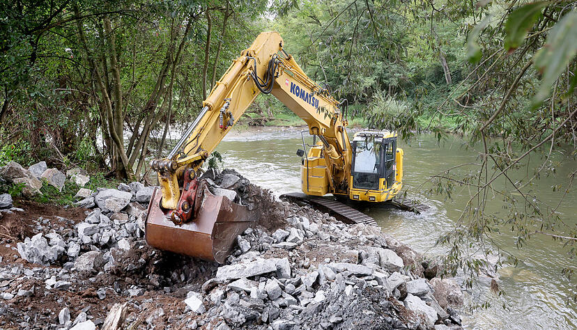 Viele gro&szlig;e und kleine Steine sch&uuml;tten RP-Mitarbeiter mit Baggern zu kleinen Inseln, sogenannten Buhnen, auf.
