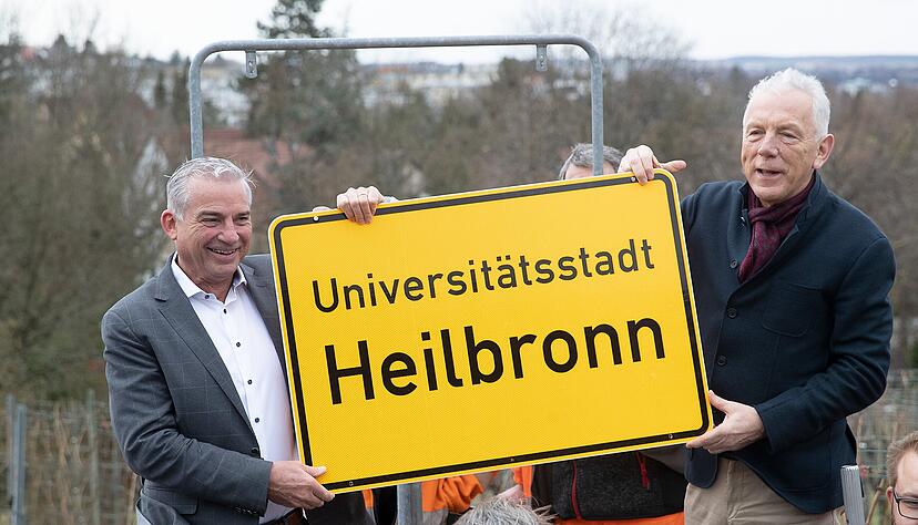 Heilbronn wird Universit&auml;tsstadt: Im Februar 2020 bekommt die Stadt neue Ortsschilder, angebracht wird eines in Sontheim von Innenminister Thomas Strobl (links) und Oberb&uuml;rgermeister Harry Mergel.