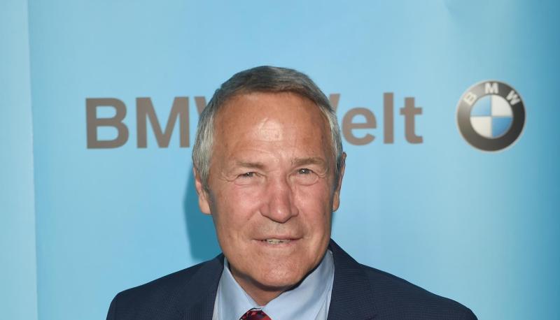 Alois Schloder, 1976 Medaillengewinner mit dem deutschen Eishockey-Team, freut sich mit der neuen Generation. Foto: Felix Hörhager