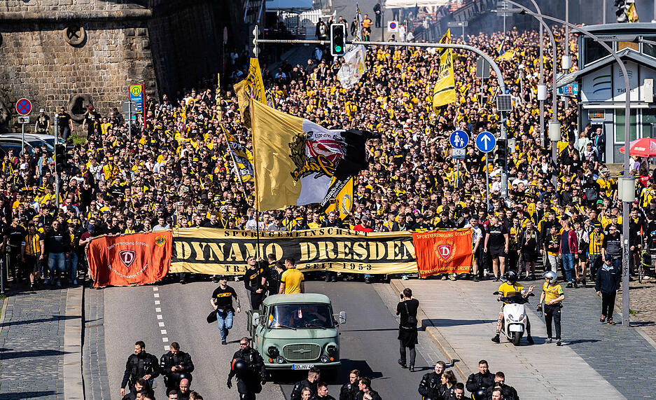 Der Fanmarsch von Dynamo Dresdens Anh&auml;nger Altstadt aus dem April 2023. Dresden ist aktuell Zweitligist, steckt aber tief im Abstiegskampf drin und k&ouml;nnte als Absteiger in der n&auml;chsten Spielzeit nach Heilbronn m&uuml;ssen.