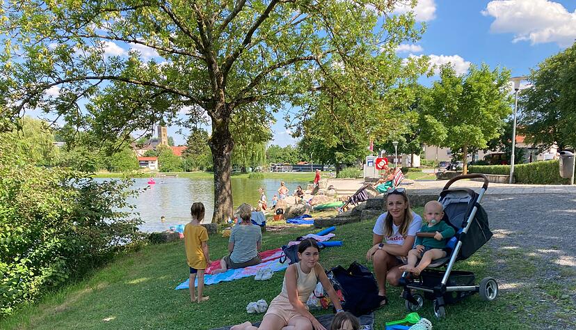 Entspanntes Familienquartett: Tatjana Adam aus Eppingen kommt gerne mit ihren Kindern Alexa (12), Sofia (9) und Max (1) an den Elsenzer See zum Baden.