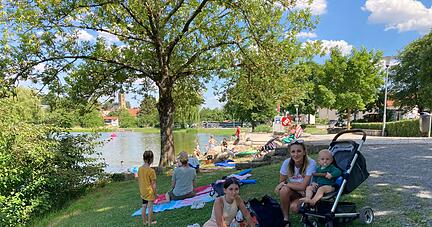 Entspanntes Familienquartett: Tatjana Adam aus Eppingen kommt gerne mit ihren Kindern Alexa (12), Sofia (9) und Max (1) an den Elsenzer See zum Baden.
Fotos: J&ouml;rg K&uuml;hl