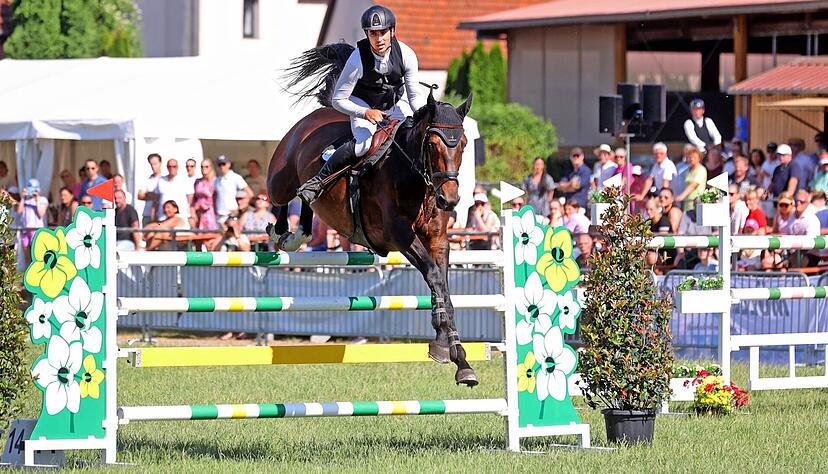 So war es vor einem Jahr: Pascal Lindner und Uljanka bleiben im Stechen des Großen Preises von Ilsfeld fehlerfrei und belegen damit Platz drei. Am Samstag kommt ein weiterer besonderer Moment.
Foto: Archiv/Seidel So war es vor einem Jahr: Pascal Lindner und Uljanka bleiben im Stechen des Großen Preises von Ilsfeld fehlerfrei und belegen damit Platz drei. Am Samstag kommt ein weiterer besonderer Moment.
Foto: Archiv/Seidel