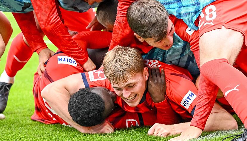 Heidenheimer Erleichterung: Vor dem Spiel gegen den FCA war der Ostalb-Club punktlos gewesen. Heidenheimer Erleichterung: Vor dem Spiel gegen den FCA war der Ostalb-Club punktlos gewesen.