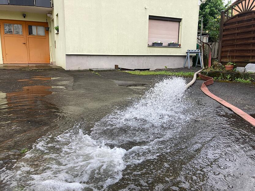 In Lauffen steht das Wasser teilweise in den Gärten und auf den Straßen. In Lauffen steht das Wasser teilweise in den Gärten und auf den Straßen.