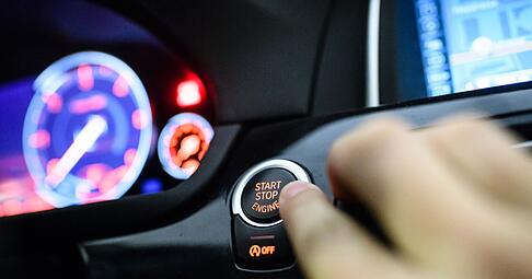 Lieber ausschalten. Den Motor im Stand laufen zu lassen, kostet oft unnötig Kraftstoff - und ist in vielen Situationen auch verboten. Lieber ausschalten. Den Motor im Stand laufen zu lassen, kostet oft unnötig Kraftstoff - und ist in vielen Situationen auch verboten.