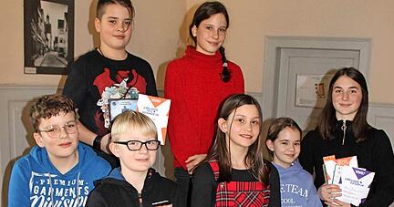 Die sieben Schulsieger kamen zum Vorlesewettbewerb nach Öhringen. Den ersten Platz hat Lena Baumann (rechts) gemacht. Die Kreissiegerin wird demnächst in Stuttgart beim Landesentscheid antreten.
Foto: Yvonne Tscherwitschke