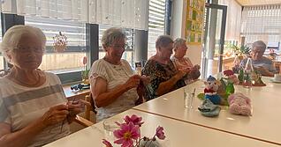Im Stricktreff klappern nicht nur die Nadeln. Es wird viel gelacht, Kaffee getrunken und auch mal geschwiegen. Denn trotz aller Routine: Wer strickt, muss sich konzentrieren. Im Stricktreff klappern nicht nur die Nadeln. Es wird viel gelacht, Kaffee getrunken und auch mal geschwiegen. Denn trotz aller Routine: Wer strickt, muss sich konzentrieren.