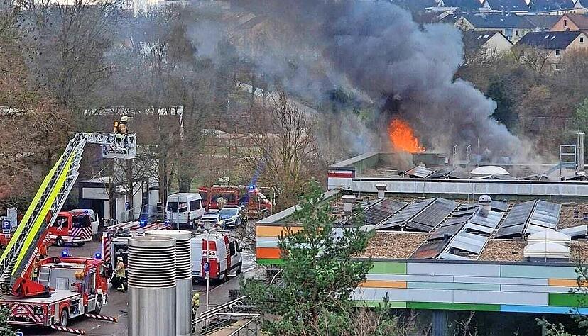 Mit einem Großaufgebot bekam die Feuerwehr das Feuer in der Rendelbad-Sauna in den Griff. Trotzdem entstand ein Millionenschaden.