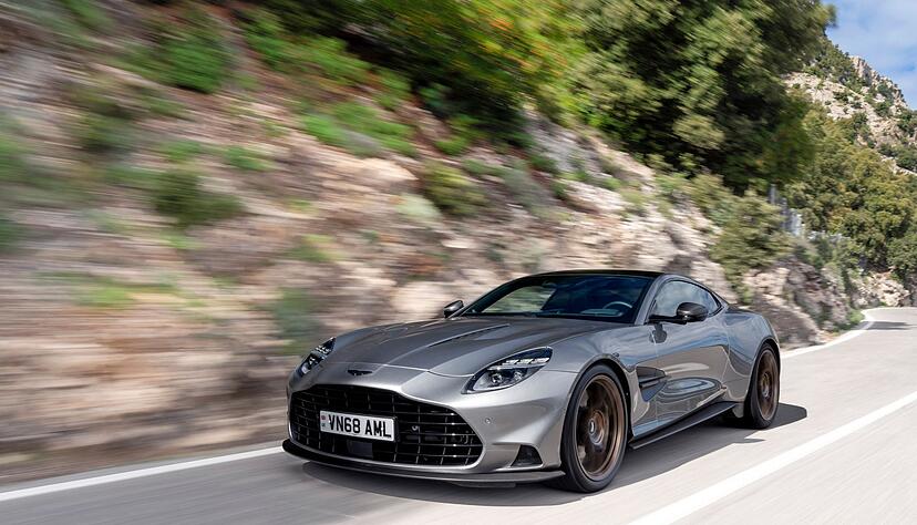 Das Coup&eacute; Vanquish kommt mit V12-Motor und bringt es bei 835 PS auf eine H&ouml;chstgeschwindigkeit von bis zu 345 km/h.
