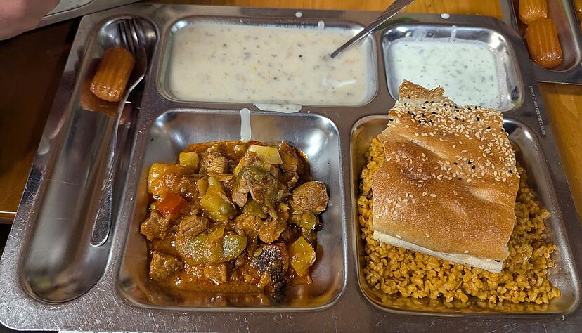 Das Essen wird kostenfrei an alle ausgegeben, die zum Fastenbrechen in das Gemeindezentrum kommen.