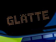 Erneut einsetzende Gl&auml;tte verursacht mehrere Unf&auml;lle. (Symbolbild)