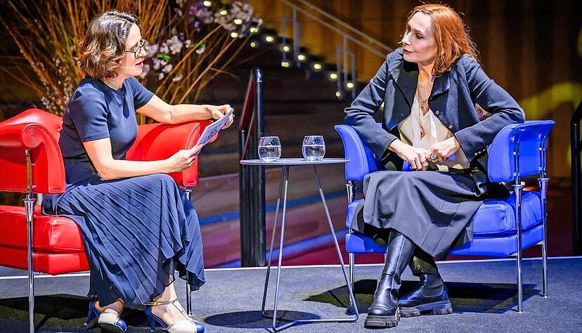 &bdquo;Durchs &Auml;lterwerden &ouml;ffnen sich Welten&ldquo;: Schauspielerin und Autorin Andrea Sawatzki (rechts) plaudert mit Varinia Bernau.