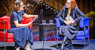 &bdquo;Durchs &Auml;lterwerden &ouml;ffnen sich Welten&ldquo;: Schauspielerin und Autorin Andrea Sawatzki (rechts) plaudert mit Varinia Bernau.