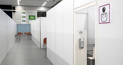 Impfzentrum in der Stauwehrhalle Horkheim: Hier geht es bei 700 Terminen pro Woche nicht mehr so ruhig zu. Aber nach wie vor fehlt Impfstoff.
Foto: Archiv