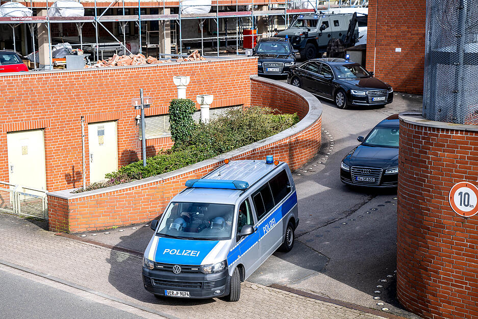 Niedersachsen, Verden: Ein gepanzertes Fahrzeug der Polizei verl&auml;sst gemeinsam mit weiteren Fahrzeugen den Hof des Amtsgerichts. Die fr&uuml;here Terroristin der Roten Armee Fraktion (RAF), Daniela Klette (65), ist in Berlin gefasst worden. Das erfuhr die Deutsche Presse-Agentur am Dienstag aus Sicherheitskreisen.
